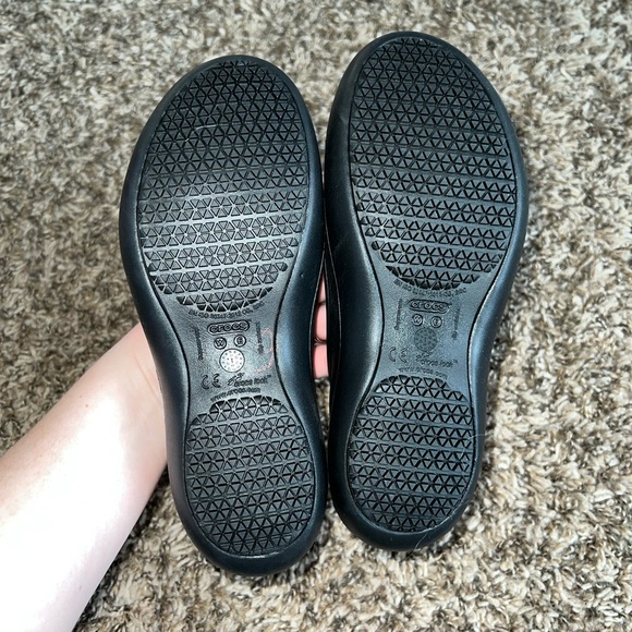 Crocs Black Cutout Flats Size 6 - Picture 7 of 7